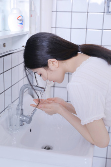 他将头埋进双腿间吮小核乔又夏